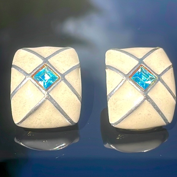 Gold Earring Pair - Picture 4 of 12